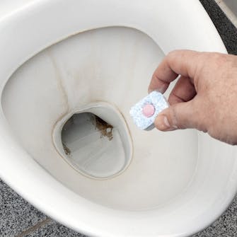 Ta bort kalk i toalettstolen Ta bort kalkavlagringar toalett